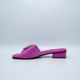 Load image into Gallery viewer, Sandalia plana casual rosa fushia detalle plata