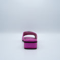 Load image into Gallery viewer, Sandalia plana casual rosa fushia detalle plata