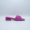 Load image into Gallery viewer, Sandalia plana casual rosa fushia detalle plata