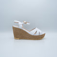 Load image into Gallery viewer, Sandalia casual plataforma liviana en yute natural dorada y blanca