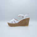 Load image into Gallery viewer, Sandalia casual plataforma liviana en yute natural dorada y blanca