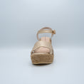 Load image into Gallery viewer, Sandalia casual plataforma liviana en yute natural dorada y blanca