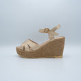 Load image into Gallery viewer, Sandalia casual plataforma liviana en yute natural dorada y blanca