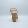 Load image into Gallery viewer, Sandalia casual plataforma liviana en yute natural dorada y blanca