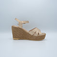 Load image into Gallery viewer, Sandalia casual plataforma liviana en yute natural dorada y blanca