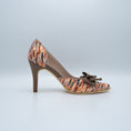 Load image into Gallery viewer, Stiletto cerrado multicolor con lazo elegante
