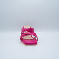 Load image into Gallery viewer, Sandalia casual tacón bajo rosa fushia y anaranjada