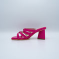 Load image into Gallery viewer, Sandalia casual tacón bajo rosa fushia y anaranjada