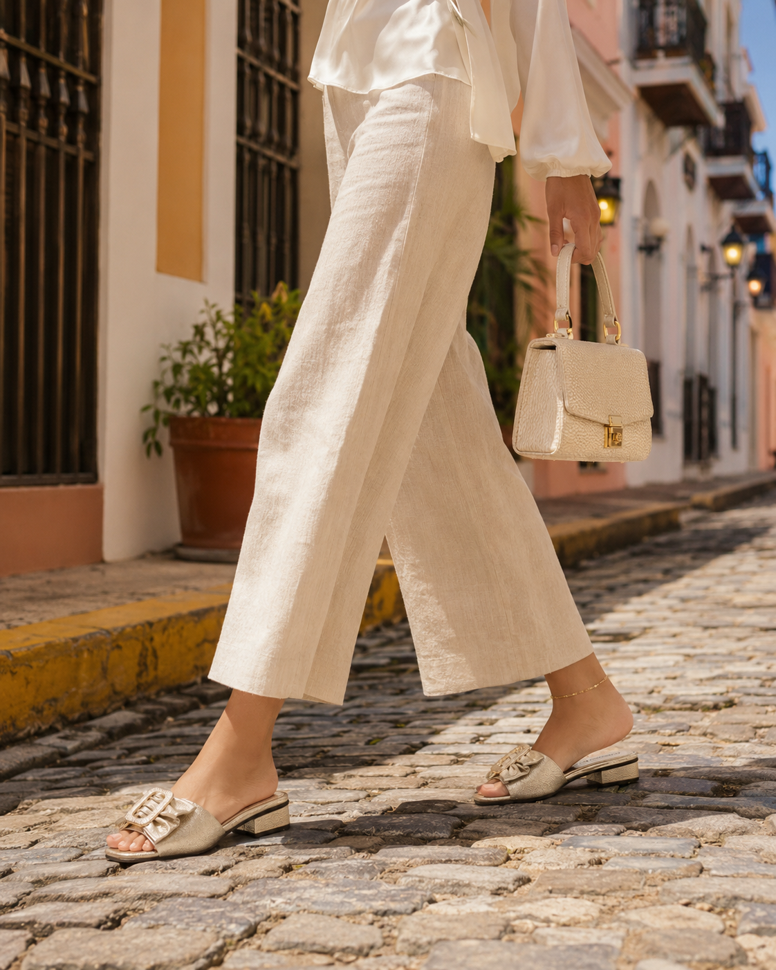 Sandalia plana casual dorada con lazo