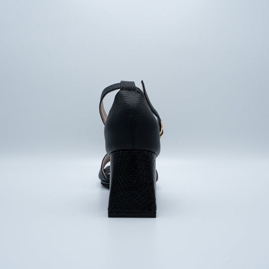 Rhea sandalia negra tacón bajo - Moon Shoetique - Cuero genuino artesanal detalle tacón