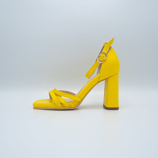 Carinelle sandalia amarilla elegante tacón alto - Moon Shoetique - Cuero genuino artesanal detalle tacón