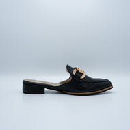 Pegasus mule plana negra - Moon Shoetique - Cuero genuino artesanal vista frontal