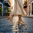 Cargar la imagen en la vista de la galería, Sandalia elegante tacón bajo dorada
